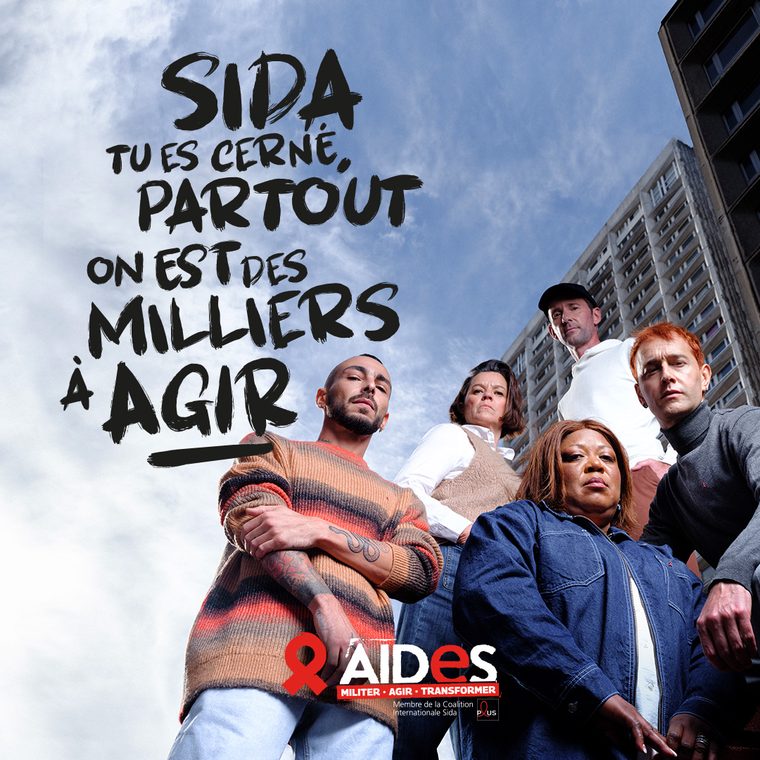 Affiche de la campagne nationale AIDES 2022 : « Sida tu es cerné, partout on est des milliers à agir », avec un groupe de militants photographiés en contre-plongée au pied d'un immeuble.